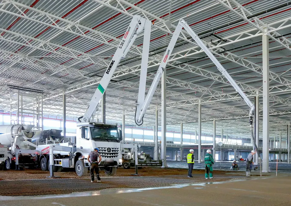 Schwing S 36 X DirectDrive pumpa beton na ploču u velikoj hali